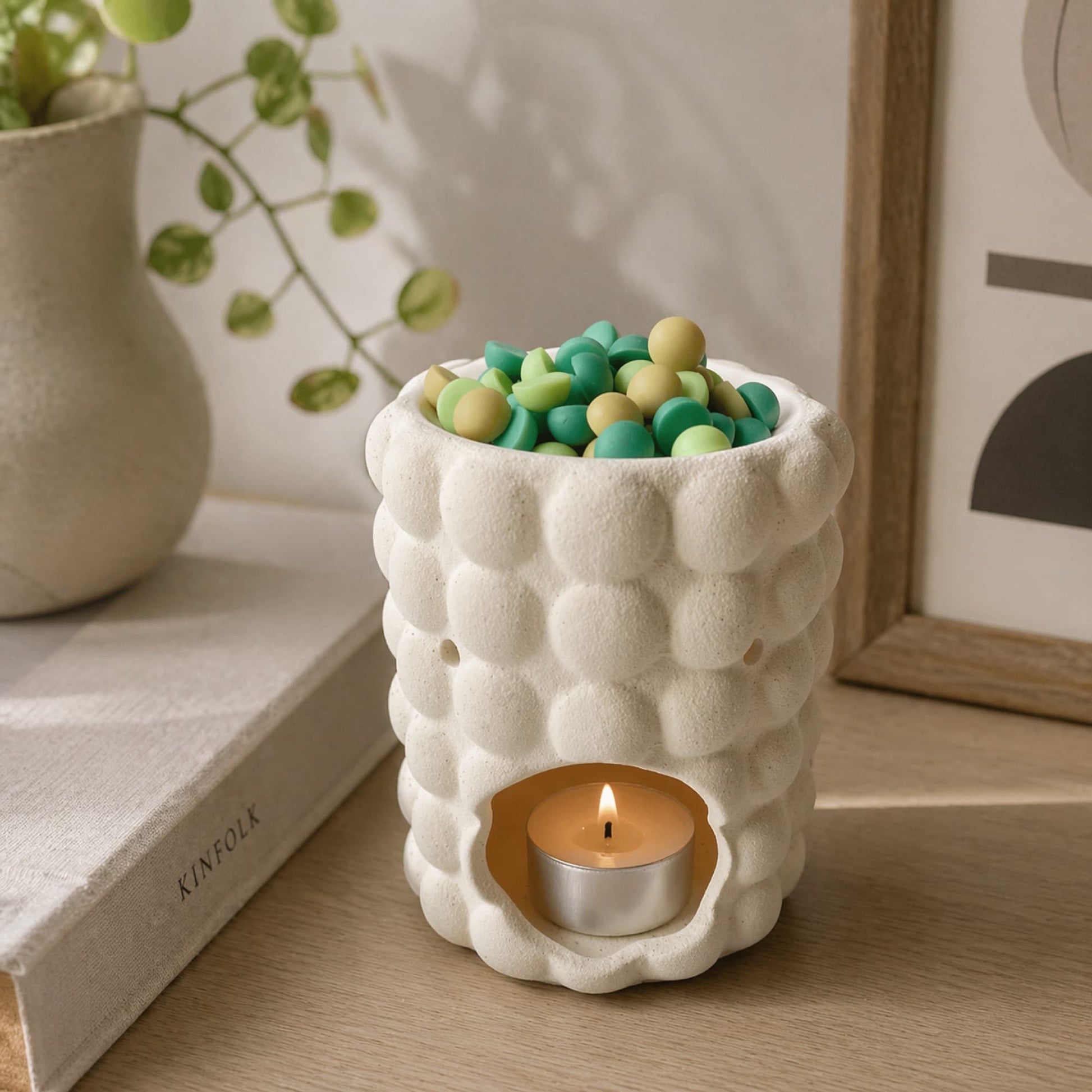 wax melts de soja aroma hierba fresca en quemador blanco en ambiente decorativo natural