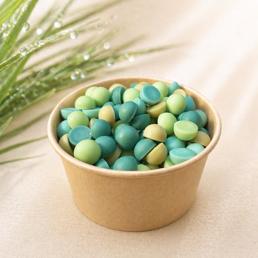 wax melts de soja aroma hierba fresca en tarro kraft con piezas verdes inspiradas en hierba recién cortada