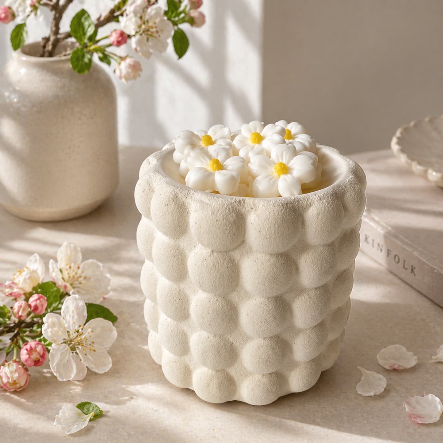 wax melts de soja aroma manzano en flor en quemador blanco en ambiente decorativo floral