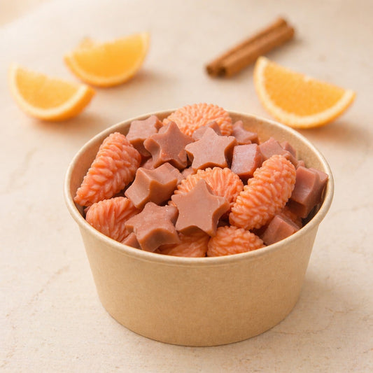 wax melts de soja aroma naranja y canela en tarro kraft con piezas en forma de gajos y estrellas